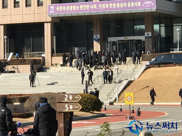 1일 정부과천청사 법무부 건물 앞에서 취재진이 감찰위원회 위원장과 위원들을 기다리고 있다.