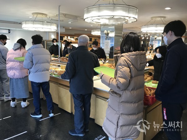 이성당에서 빵을 사기 위해 줄을 서 있는 사람들
