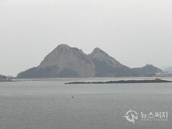 선유도에서 바라다 보이는 인근의 섬