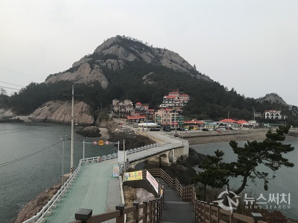 장자도에서 바라본 대장도. 바위섬 아래의 건물이 예쁘다. 