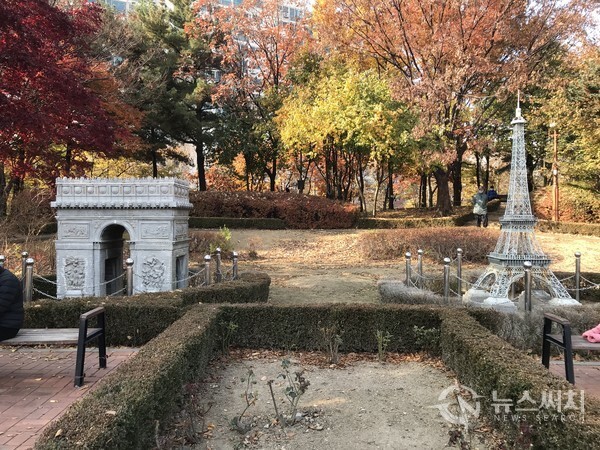 파리의 상징인 개선문과 에펠탑의 조형물이 파리공원에 설치되어 있다. 