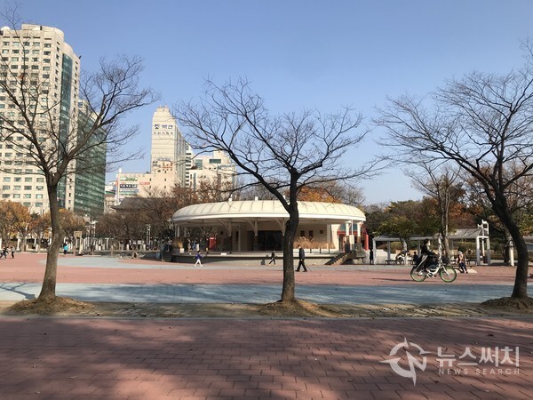 파리공원 전경. 서울시 양천구 목동 신시가지 아파트 2,3,5단지 사이에 소재하고 있다. 