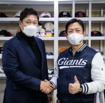 롯데 이대호가 29일 FA계약을 마친 뒤 이석환 대표와 기념촬영을 하고 있다. (사진=롯데 자이언츠 공식 SNS)