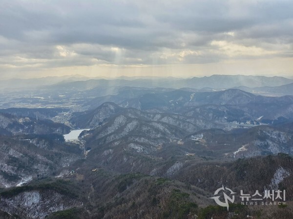 장군봉에서 바라본 양주 남면의 산과 들판