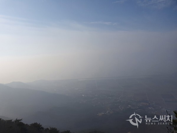 마니산 정상에서 바라본 동막해변. 안개가 짙어 동막해변이 어슴프레 보인다.