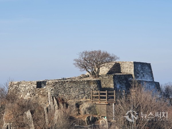 마니산 참성단. '참성단(塹城壇)'에 대해서는 고려사 등 옛 문헌에 단군왕검이 하늘에 제사를 지내기 위해서 만들었다는 기록이 남아 있으며 전국체전 성화를 채화하는 곳으로 신성한 곳으로 여겨지고 있다