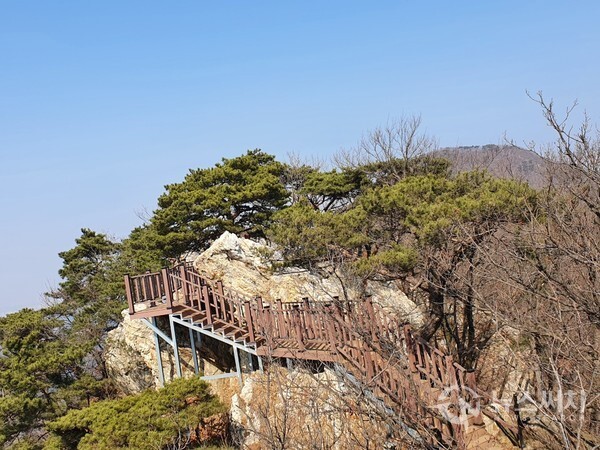 칼바위 능선길. 뾰쪽하고 좁은 바위능선길이어서 약간 위험한 구간이었지만 지금은 모두 나무계단을 설치하여 안전하게 산행할 수 있게 되었다.