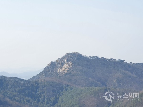 칼바위능선에서 바라본 수암봉. 미세먼지 때문에 수암봉이 약간 흐리게 보인다. 