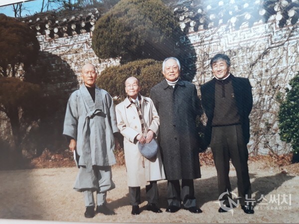왼쪽부터 법정스님, 김팔봉 작가, 김재순 샘터발행인, 회인호 작가