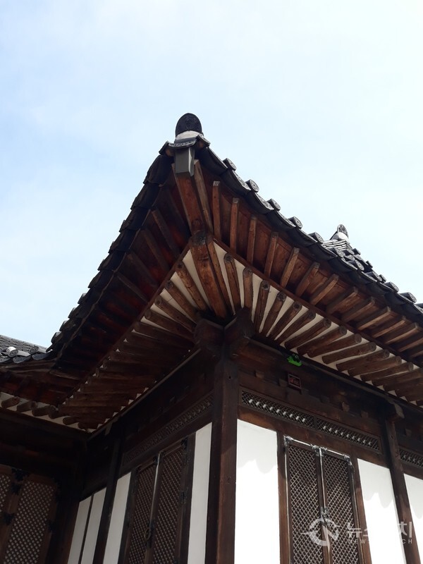 길상사의 한 처마