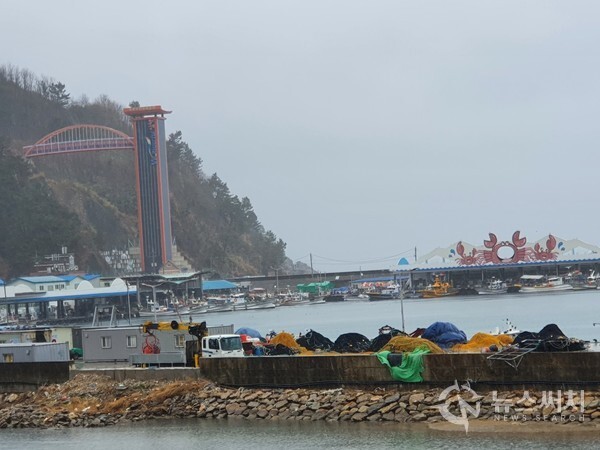 비 내리는 임원항. 임원항 뒤편에 있는 남화산 위에 ‘수로부인 헌화공원’이라는 해맞이공원이 조성되어 있다. 임원항 방파제 뒤쪽에 남화산 중턱까지 올라가는 엘리베이터가 설치되어 있고 그 엘리베이터 상부와 남화산을 연결하는 통로인 반달모양의 다리가 있어서 관광객들의 사랑을 받고 있다.