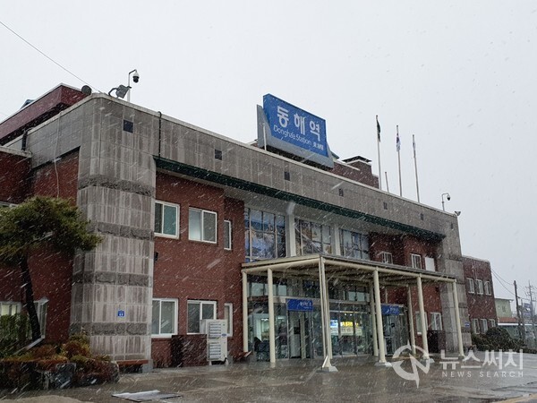 폭설이 내린 강원도 동해역. 지난 1일 삼일절 연휴를 맞아 모처럼 강원도에 많은 나들이객이 몰렸으나 갑작스럽게 폭설이 내려 큰 불편을 겪었다.