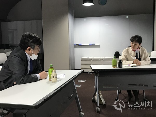 1일 제주도 카카오 본사에서 간담회를 진행하고 있는 한상혁 방송통신위원회 위원장과 양현서 카카오 부사장