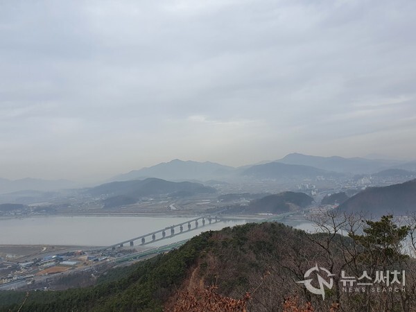 문수산 남측 전망대에서 바라본 강화도 풍경. 문수산 바로 앞에 염하강(강이 아니라 사실은 강화해협)이 있고 염하강을 가로지르는 강화대교를 넘어 강화읍내 전경이 한눈에 보인다. 강화읍내 뒤쪽 우측 산봉우리가 진달래로 유명한 ‘고려산’이고 좌측 산봉우리가 ‘혈구산’이다