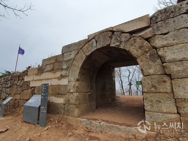 문수산성 홍예문. 옛 기록에 보면 문수산성에는 총 7개의 성문이 있었다고 한다. 문루가 있는 큰 문 3개와 암문이라고도 하는 아문 4개가 있었는데, 아문은 성곽의 깊숙하고 후미진 곳에 설치하여 적의 눈을 피해 사람과 가축이 통과하는 문이었다. 홍예문은 문수산성 아문 4개 중 남쪽에 있던 아문인데 병인양요 즈음 전란 때문에 폐허가 되어 파괴되었다가 1993년 복원되었다.