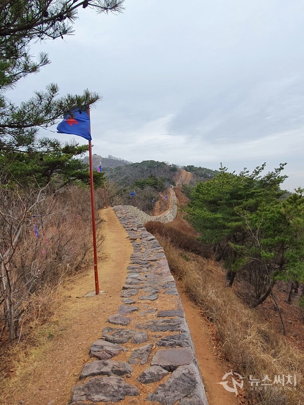 문수산성 성곽과 성곽을 따라 연결된 등산로