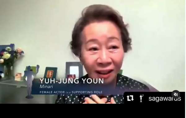 4일(현지시간) 비대면 화상 방식으로 진행된 제27회 미국배우조합상(SAG) 시상식에서 영화 '미나리'에 출연한 배우 윤여정이 여우조연상을 받고 있다. (사진=후크엔터테인먼트 SNS)