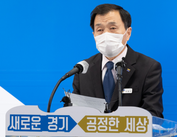 이병우 경기도 복지국장이 6일 경기도청에서 기자회견을 열어 '2021년도 경기도 중장년 지원 정책'을 발표하고 있다.(사진=경기도)