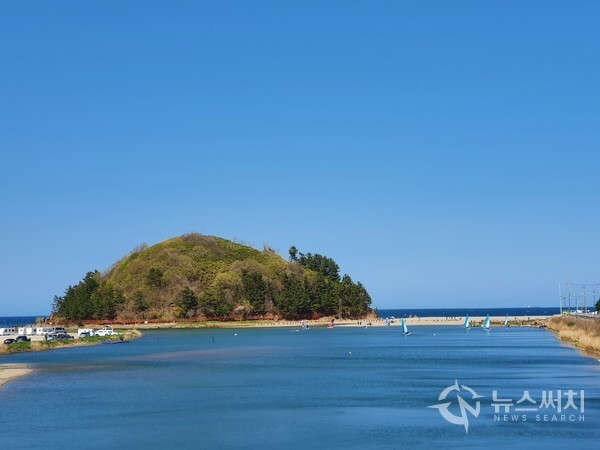 10일 덕봉산의 모습이다. 덕봉산은 산이라기 보다는 삼척시 근남면을 관통하여 동해바다로 흐르는 ‘마읍천’이 동해바다와 만나는 지점에 있는 봉긋한 봉우리이다.