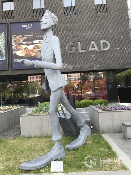 여의도의 한 호텔 앞 비지니스맨 조형물