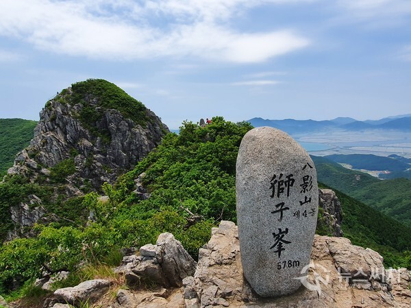 제4봉 사자봉. ‘사자봉(獅子峯)’은 팔영산의 네 번째 봉우리로 해발 578m이다. 바위의 모습이 동물의 왕자 사자(Lion)를 닮아서 사자봉(獅子峯)이라 이름지었다고 한다.