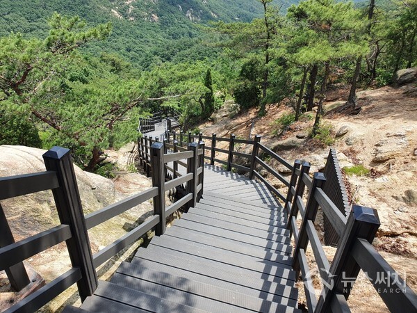 무너미고개로 내려가는 계단길. 삼성산에서 무너미고개로 내려가는 길은 경사가 급한 내리막길인데 곳곳에 경사가 심한 계단이 설치되어 있다.