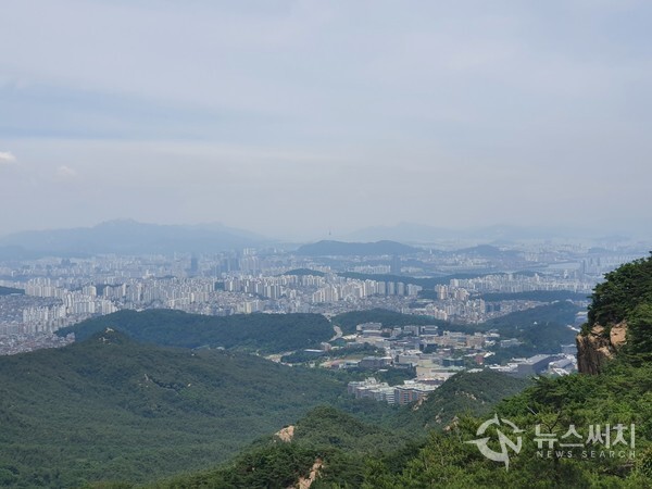 깃대봉 정상에서 바라본 서울대 관악캠퍼스와 신림동 풍경. 깃대봉 정상에서 북쪽 방향으로 서울대 관악캠퍼스와 신림동이 가까이 보이며, 멀리 여의도 빌딩들도 한 눈에 조망된다.