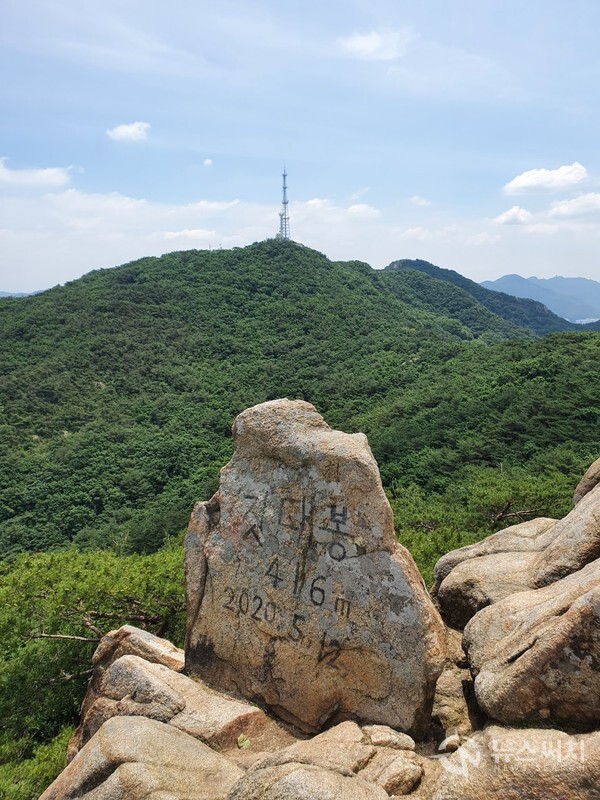 깃대봉 정상석. 깃대봉 정상 바위에 큰 글씨로 “깃대봉, 416m”라고 쓰여져 있다. 그러나 깃대봉 아래 안내 표지판에는 “K48국기봉”이라고 표기 되어 있다. 인터넷 지도에는 ‘국기봉’과 ‘깃대봉’이라는 이름이 혼용되어 쓰이고 있다. 깃대봉 정상석 뒤에 있는 봉우리가 삼성산 정상이다. 