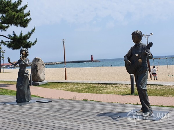 낙산해수욕장에 있는 가수와 기타리스트 동상