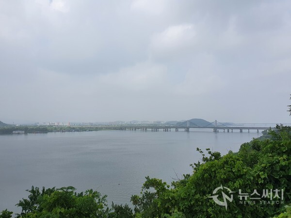 팔각정초소전망대에서 바라본 한강과 행주대교. 행주산성 아래 남쪽 한강변에 과거 군부대 초소였으나 지금은 한강변 전망대로 쓰이는 '팔각정초소전망대'가 있다. 팔각정초소전망대는 한강변에서 일몰이 아름다운 곳으로 유명하다.