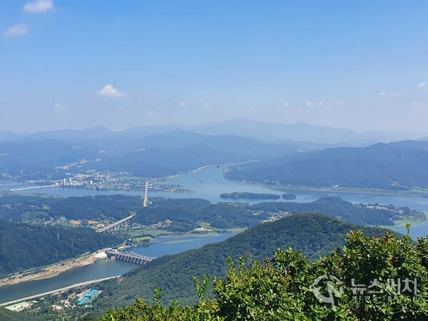 검단산 정상에서 바라본 팔당댐과 두물머리