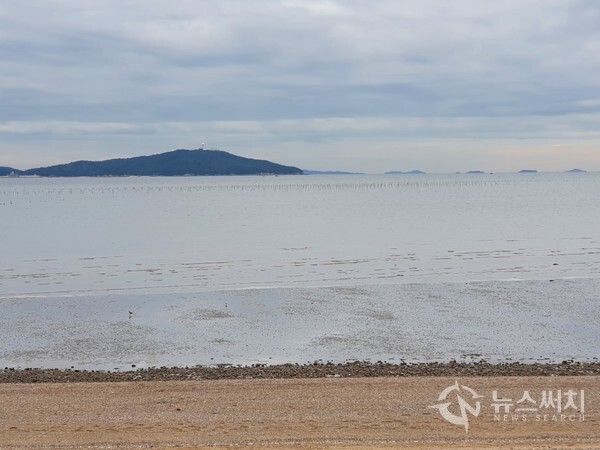 옹암해변. 상산봉에서 서쪽 방향으로 산행하다 바다쪽으로 내려가면 장봉1리 옹암해변에 도달하게 된다. 옹암(독바위)해변은 해수욕장이 넓게 펼쳐져 있고 차량 캠핑장이 있어서 차박이나 캠핑객들이 많이 찾는 곳이며 맛집 식당도 여러 곳 있어서 관광객들에게 널리 알려져 있다. 