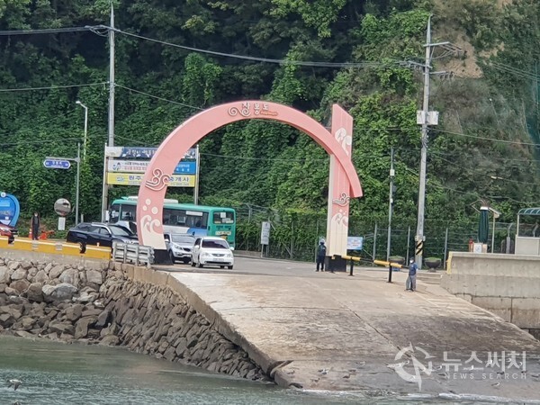 장봉도 선착장. ‘장봉도’는 인천광역시 옹진군 북도면에 있다. 옹진군 북도면은 인천 영종도와 강화도 사이에 있으며 ‘신도’, ‘시도’, ‘묘도’, ‘장봉도’가 연이어 있다. 북도면의 섬들에 가려면 영종도 삼목항에서 여객선을 타고 가야 되는데, 신도, 시도, 묘도는 다리로 연결되어 있다. 신도, 시도, 묘도 등 3개의 섬 서쪽에 장봉도가 있다. 삼목항에서 장봉도까지는 여객선으로 약 40여분 정도 걸린다.