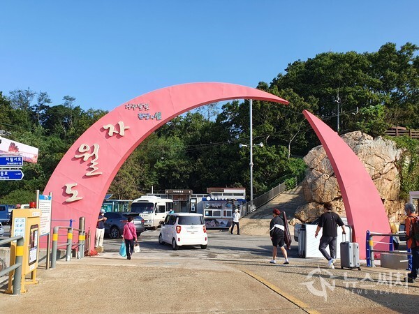 자월도 달바위 선착장. 인천항이나 대부도 방아머리항에서 여객선을 이용하여 자월도를 가면 자월도 남쪽해안에 있는 선착장에 도착하게 되는데 바로 자월2리에 있는 ‘달바위 선착장’이다. 달바위 선착장에서 오른쪽으로 자월2리가 있으며, 왼쪽으로 장골해변, 큰말해변과 자월면사무소가 있는 자월1리가 있고 서쪽으로 더 가면 별난금해변 등이 있는 자월3리가 있다. 달바위 선착장에는 그 이름대로 초승달 2개가 아치모양으로 되어있는 조형물이 있어서 자월도에 들어오는 사람들을 반겨주고 있다.