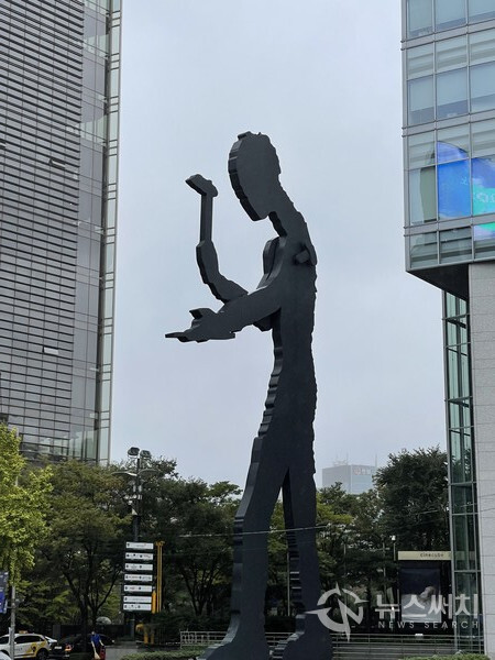 신문로 흥국생명 본사 앞 조형물 '해머링맨'