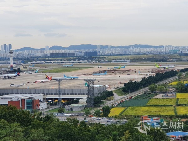 하늘길 전망대에서 바라본 김포공항 모습. 개화산 둘레길 내 신선바위 근처에 김포공항을 한눈에 조망할 수 있는 ‘하늘길 전망대’가 있다. ‘하늘길 전망대’에서는 김포공항 건물과 항공기 등이 뚜렷이 보이며 이륙과 착륙하는 비행기도 가까이 보인다. 김포공항 뒤로 부천시와 인천광역시 모습도 조망된다.