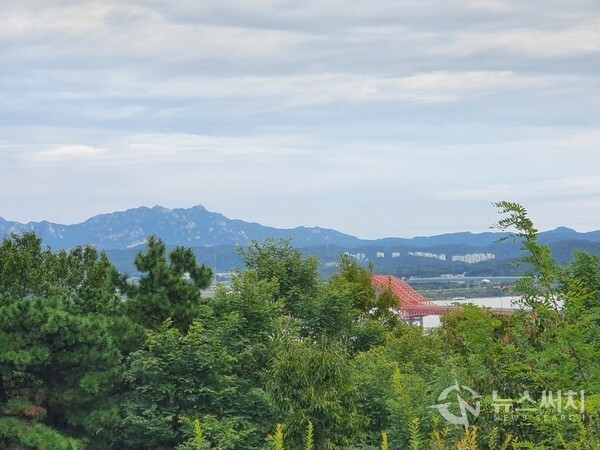 개화산 전망대에서 바라본 한강과 북한산. 강서둘레길 제1코스 가운데 ‘개화산 전망대’가 있다. ‘개화산 전망대’에서는 가까이 한강과 방화대교가 뚜렷이 보이며, 멀리 북한산의 모습도 보인다.