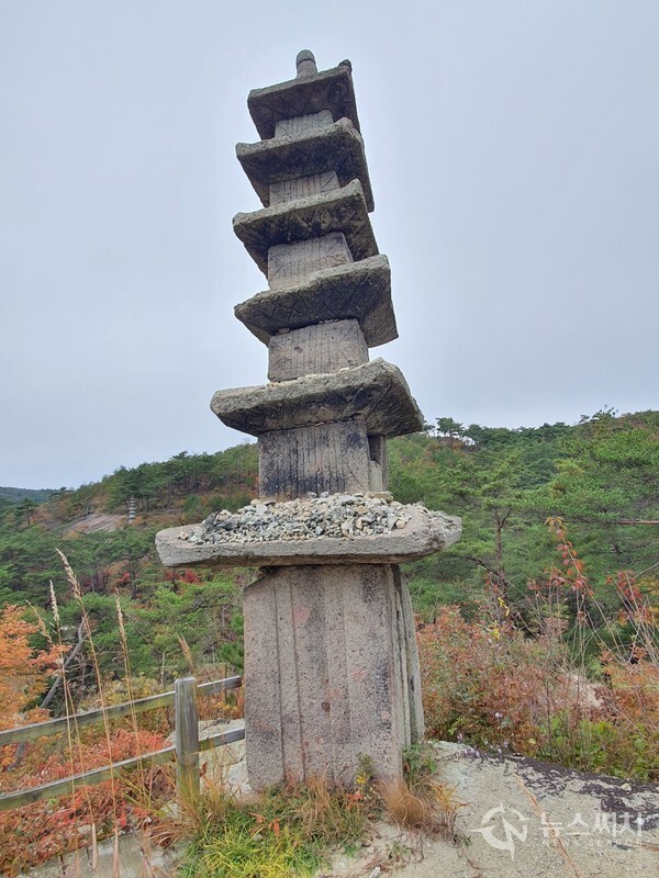 운주사 수직문 칠층석탑. 운주사 계곡 와불과 거북바위, 칠성바위가 있는 서쪽 산록 뿐안 아니라 계곡 동쪽 산록에도 석탑과 석불이 조성되어 있다. 운주사 계곡 동쪽 산등성이에 조성되어 있는 대표적인 석탑이 ‘수직문(III) 칠층석탑’이다. 석탑 모서리 기둥 사이의 면석에 가늘게 층에 따라 7~11선의 수직종선문이 음각되어 있다. 