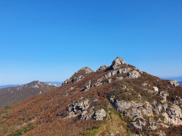  두륜봉 정상에서 바라본 가련봉, 노승봉, 고계봉. 두륜봉은 해발 680m의 높이에 있는데 두륜산 정상에서는 두륜산의 정상인 가련봉(해발 703m), 노승봉(해발 685m), 고계봉이 한눈에 조망된다. 가을 두륜산은 단풍이 어느 정도 물들어 만산홍엽(滿山紅葉)의 대자연을 그대로 보여주고 있다.