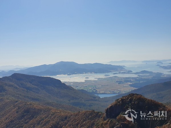 두륜봉에서 바라본 해남 들판과 완도. 두륜봉에서 남쪽으로 해남군 북평면, 북일면 들판이 눈 아래 보이고 바로 연이어 완도와 인근 섬들도 한눈에 조망된다. 두륜산 산행은 바다와 산을 함께 만끽할 수 있는 최고의 산행 장소 중 하나이다.