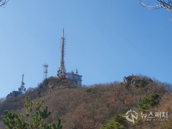 모악산 정상 방송송신소. 모악산 정상은 해발 793m 높이인데, KBS 등 방송송신소가 정상을 차지하고 있다. 필자가 모악산 산행을 한 날에는 코로나-19로 인해 정상 방송송신소가 일반인에게 개방되지 않아 모악산 정상석에 다다르지 못했다.
