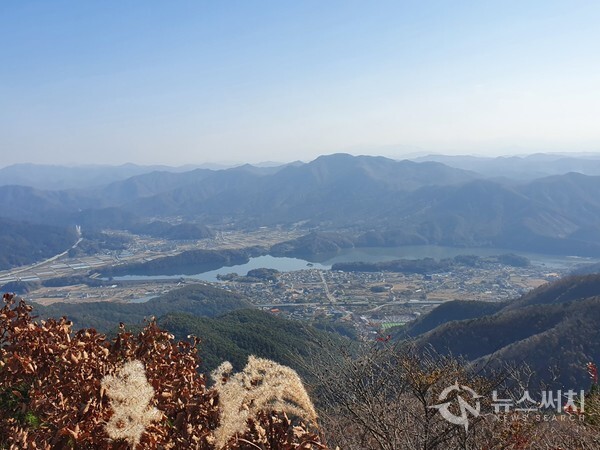 무제봉에서 바라본 완주 구이면 들판. 무제봉에서 동쪽방향으로 완주군 구이면 구이저수지와 구이들판이 한눈에 조망된다. 