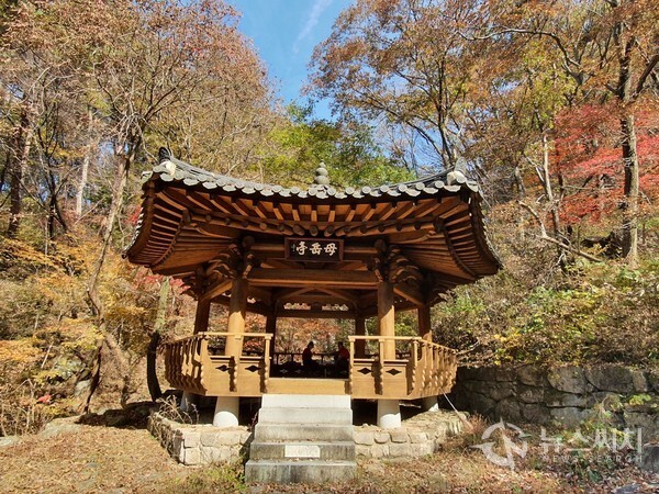 모악정. 모악산 정상에서 서쪽 김제 금산사로 내려가는 등산로 끝부분에 ‘모악정’이라는 이름의 자그마한 정자가 있는데, 모악산 등산객에게 꿀 같은 휴식장소를 제공해준다.