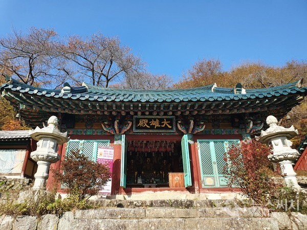 모악산 대원사. 대원사는 모악산 동쪽 산 중턱에 있는 천년고찰이다. 삼국시대 문무왕 때 창건되었다고 전해지며 정유재란 때 불타버렸는데 진묵대사 일옥이 중창하였다고 한다. 모악산 서쪽의 중심사찰은 김제 금산사이고 모악산 동쪽의 중심사찰은 완주 대원사라고 한다. 대원사는 강증산이 기도로 도통한 곳으로 널리 알려진 곳이며, 원불교의 정산종사 송규가 수도한 곳으로도 유명하다.