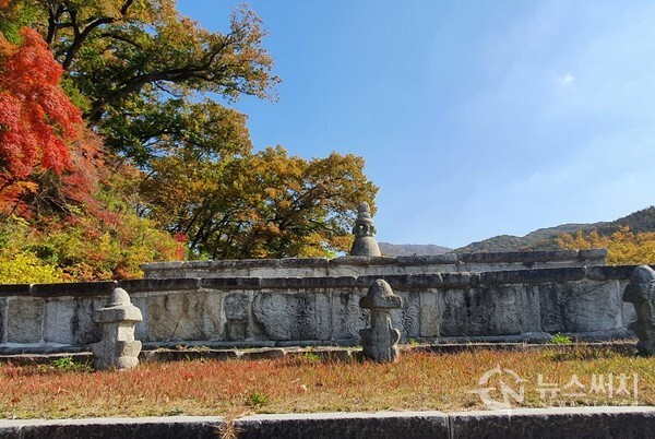 금산사 방등계단. 금강계단(金剛戒壇)은 부처님 진신사리를 모시고 수계의식을 행하는 곳이다. 금산사의 경우 이러한 금강계단을 ‘방등계단(方等戒壇)’이라 부르는데 ‘방등(方等)’은 위,아래 사방으로 평등하다는 뜻이다. 금산사 방등계단(方等戒壇)은 매우 넓은 기단 위에 사각형의 돌이 놓이고 그 위에 석종형의 탑이 세워져 있으며, 보물로 지정되어 있다. 