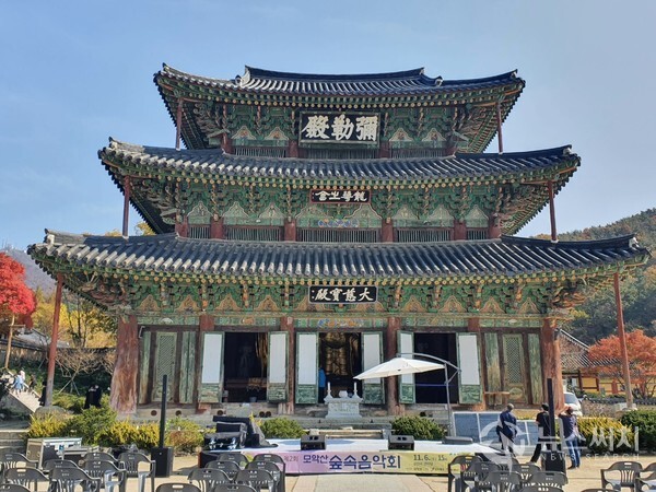 금산사 미륵전. 통일신라시대 진표율사가 미륵전과 미륵상을 조성한 이래 금산사는 우리나라 미륵도량 중 대표적인 사찰로 자리매김하고 있다. 금산사 미륵전은 정유재란 때 불타 전소된 것을 조선 중기 인조 때 다시 재건하였는데, 외관은 3층이나 내부는 단층으로 되어 있는 팔작지붕건물로 다층의 사찰건축으로는 속리산 법주사 팔상전과 함께 한국 건축사의 으뜸으로 꼽히며 현재 국보로 지정되어 있다. 각 층마다 서로 다른 현판이 걸려 있는데 1층에는 ‘대자보전(大慈寶殿)’, 2층에는 ‘용화지회(龍華之會)’, 3층에는 ‘미륵전(彌勒殿)’이라는 현판이 걸려 있다. 