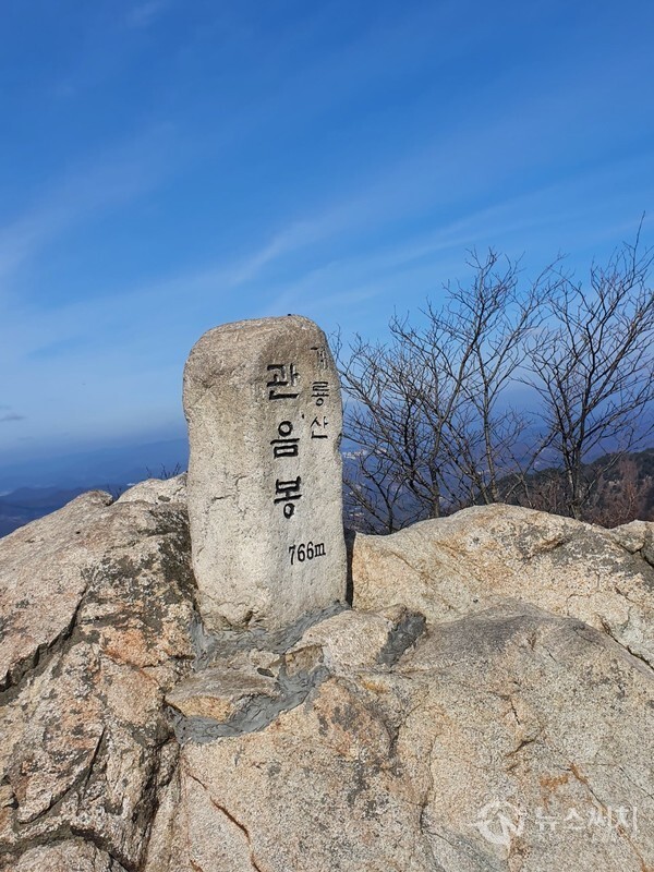계룡산 관음봉 정상석. 삼불봉에서 자연성릉을 지나면 해발 766m의 높다란 봉우리를 만나게 되는데 바로 ‘관음봉’이다. 사실 계룡산 정상은 천황봉(해발 846m)이지만 천황봉은 군사시설 등으로 인한 출입통제지역이라 일반적인 산행이 불가능하며, 등산해서 계룡산 정상에 갔다고 하면 보통 ‘삼불봉’과 '관음봉'을 말한다. 