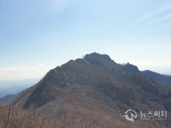 관음봉에서 바라본 천황봉 모습. 계룡산 정상은 천황봉(해발 846m)이지만 천황봉은 군사시설 등으로 인한 출입통제지역이라 일반적인 산행이 불가능하다. 관음봉에서는 천왕봉이 가까이 조망된다.