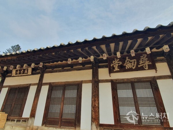 마곡사 심검당(尋劍堂). 마곡사 북원 구역 오층석탑 오른쪽에 ‘심검당(尋劍堂)’이라는 전각이 있는데, ‘심검당(尋劍堂)’은 “지혜의 칼을 찾는 집”이라는 뜻으로 스님들이 일상생활을 하는 곳이다. 심검당(尋劍堂) 현판은 영·정조 때의 문신이자 명필인 송하 조윤형의 글씨라고 한다. 심검당 건물에는 ‘마곡사(麻谷寺)’라는 현판도 함께 걸려 있는데 근대의 명필로 유명한 해강 김규진의 글씨이며, 마곡사 현판 배경 그림은 죽농 안순환의 작품이다. 