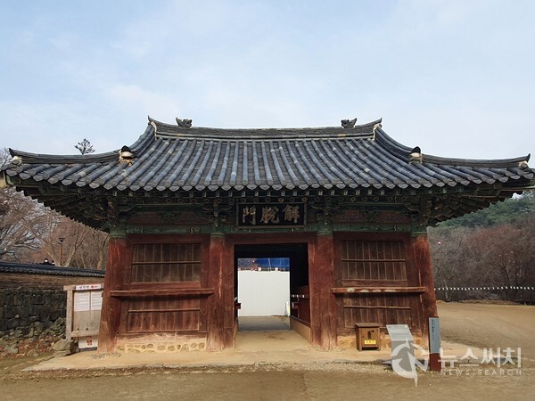 마곡사 해탈문(解脫門). 마곡사 남원 구역 오른쪽에 마곡사 정문이라고 할 수 있는 ‘해탈문(解脫門)’이 있으며, 해탈문 바로 앞에 ‘천왕문(天王門)’이 연이어 있다. 해탈문(解脫門) 건물 안에는 금강역사상과 문수동자상, 보현동자상이 있는데 금강역사상들이 그리 무섭지 않고 시골동네 형과 같은 친근한 표정을 짓고 있다.